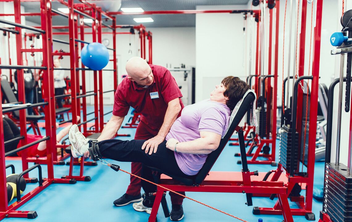 Practice treating knee arthritis on a simulator