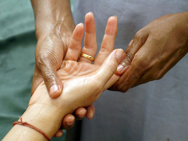 Manual therapy is a fairly popular method of treating rhizoarthropathy affecting the finger joints. 